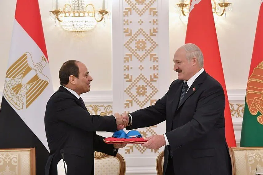 Президенты Беларуси и Египта обменялись необычными подарками