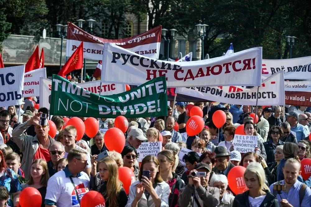 Латвия не реагирует на факты нарушения прав русскоязычных – российский дипломат