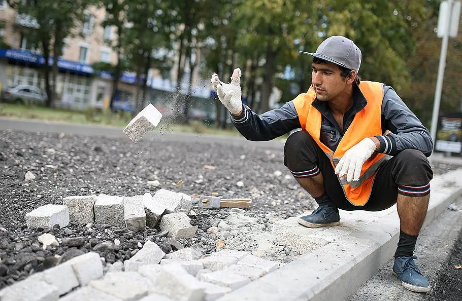 Цифровизация в миграционном учете: Петербург разрабатывает «Электронную карту мигранта»