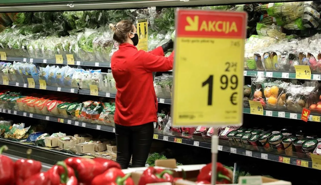 В Литве почти 40% жителей экономят на еде