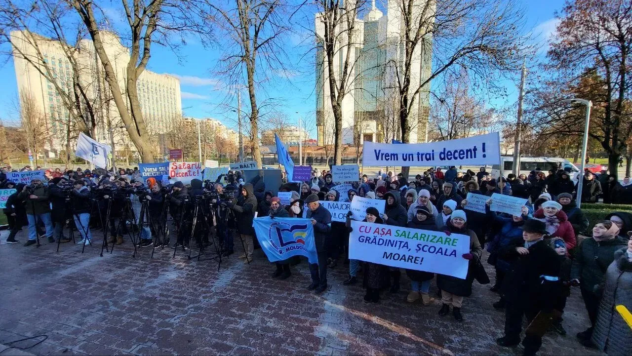 Молдавские профсоюзы провели акцию протеста перед парламентом