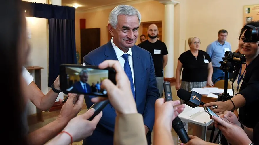 ЦИК Абхазии признал победителем выборов действующего президента