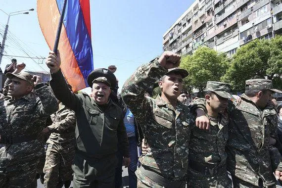 Часть военнослужащих присоединилась к протестам в Армении