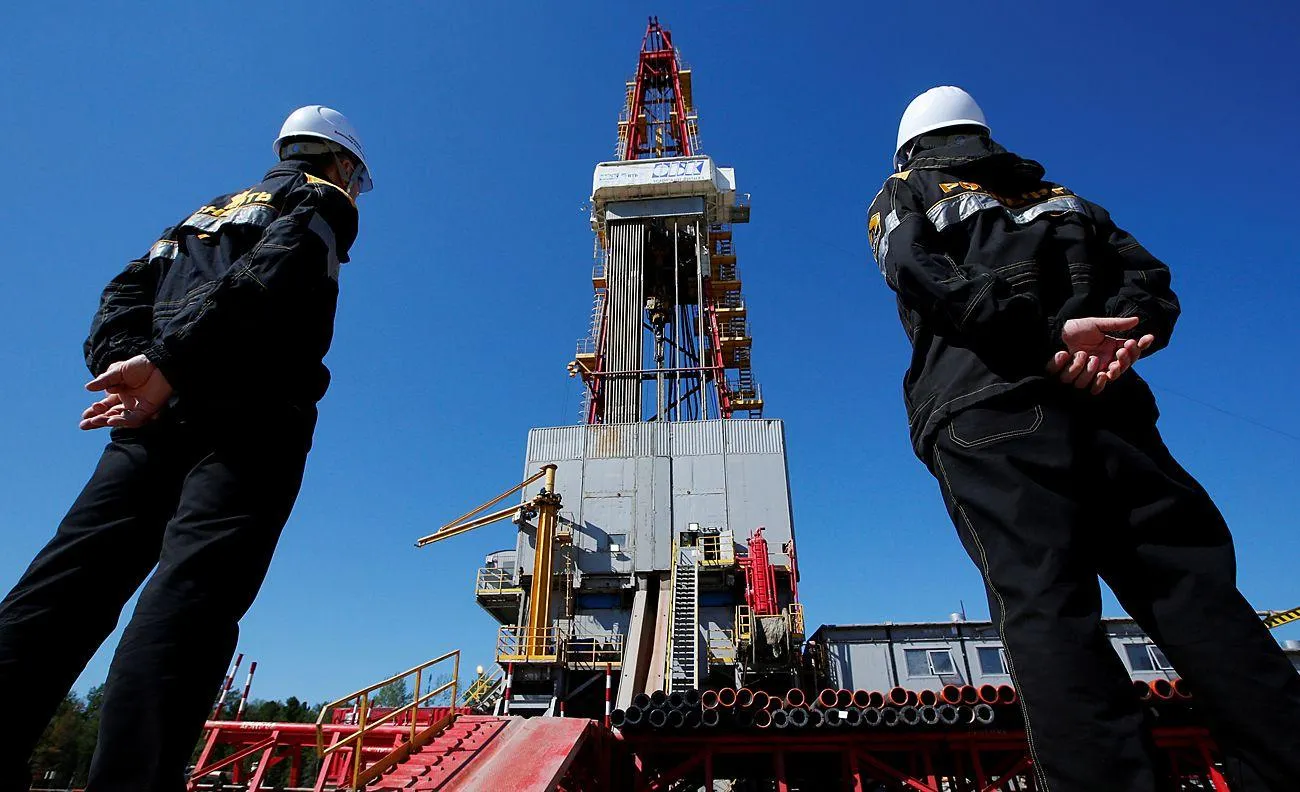 «Игра на понижение». Выгодно ли России сокращение добычи нефти ОПЕК?
