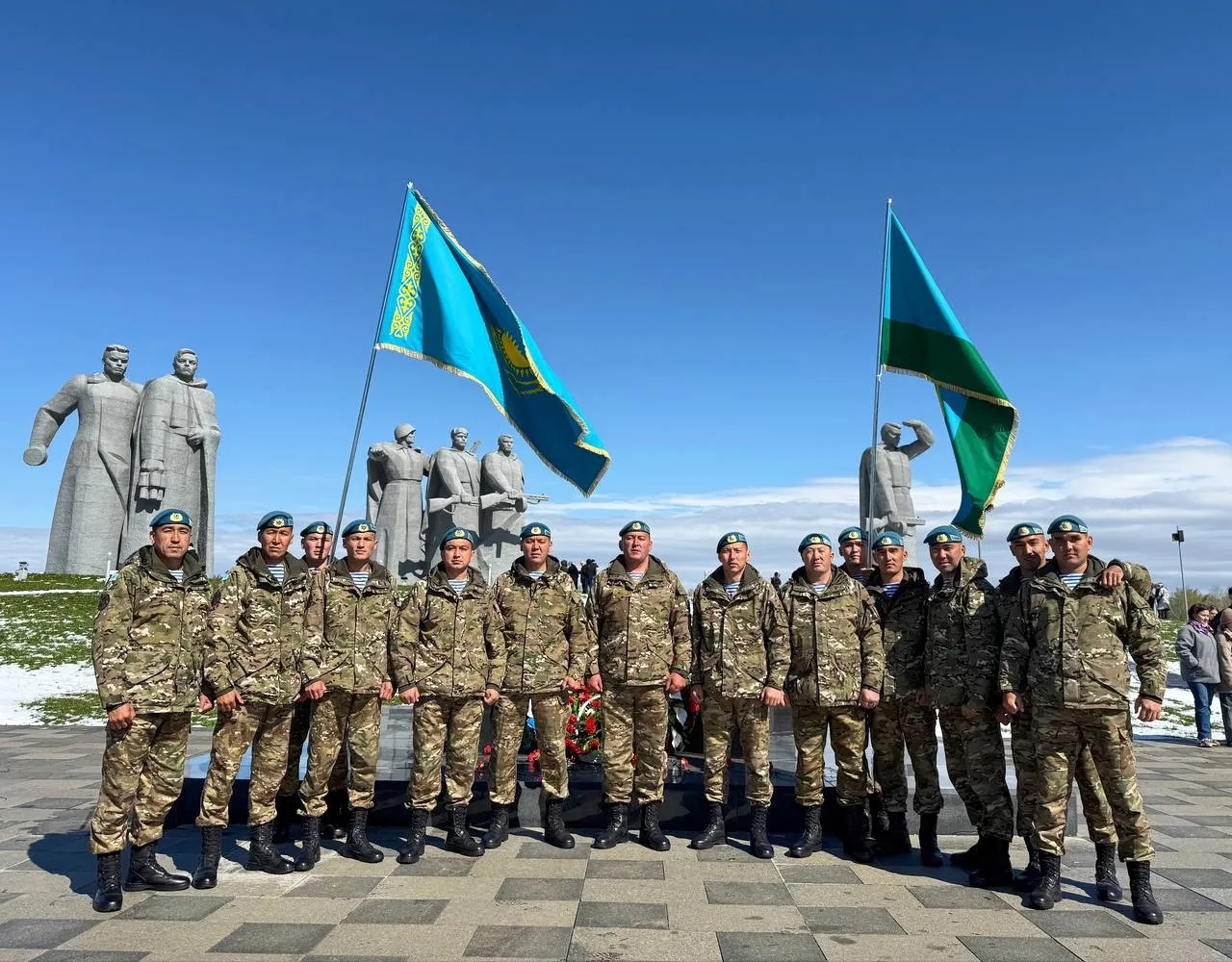 Военные Казахстана накануне Дня Победы почтили память павших у мемориала в Волоколамске