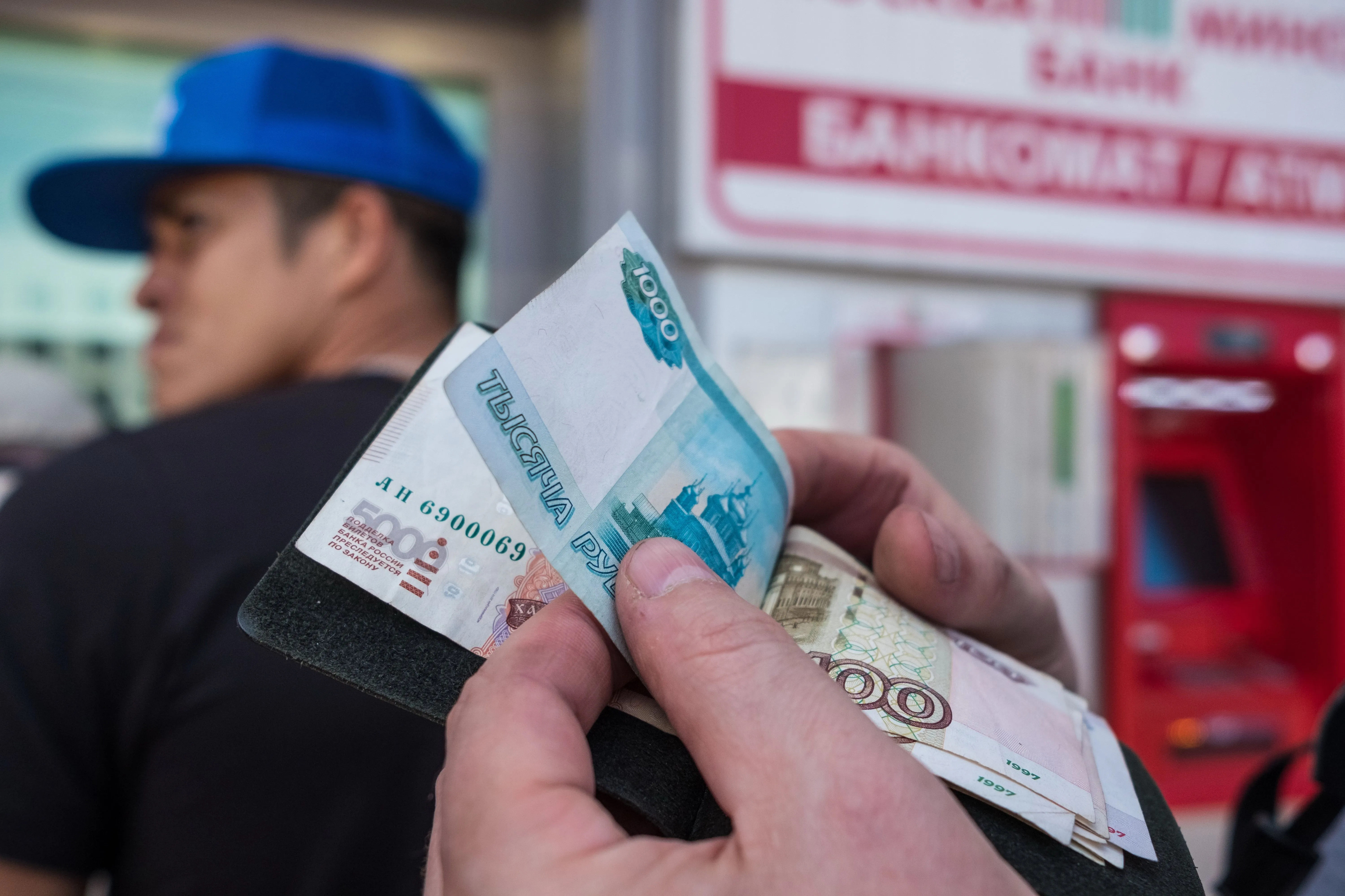 Узбекистан и Таджикистан стали лидерами по росту денежных переводов из России