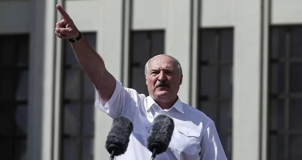 Лукашенко выступил перед бастующими на Минском заводе колесных тягачей