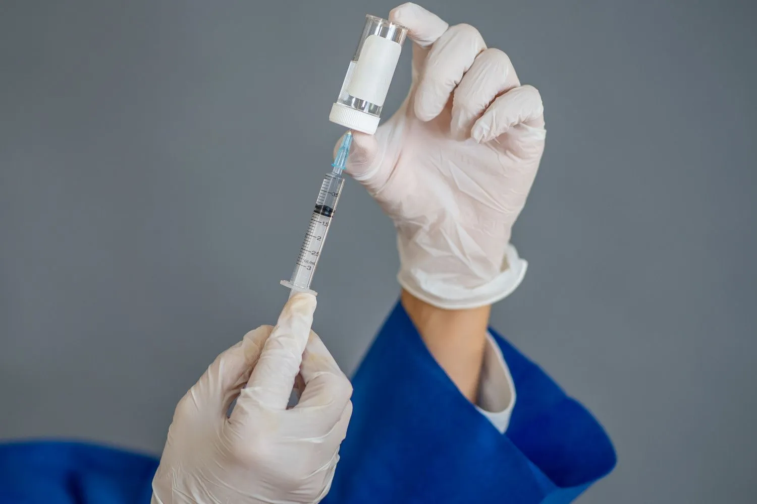 Первые добровольцы получили российскую COVID-вакцину в Беларуси