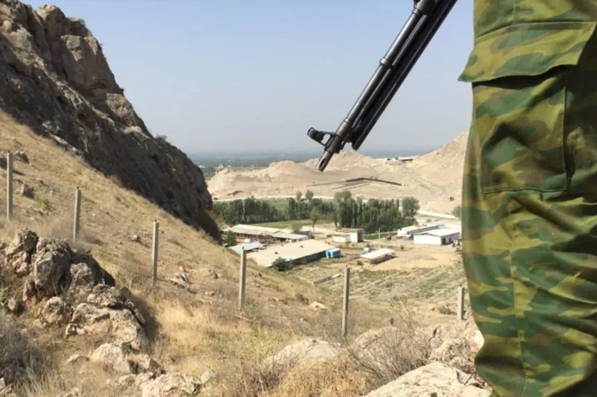В погранслужбе Кыргызстана раскрыли детали перестрелки на границе с Таджикистаном