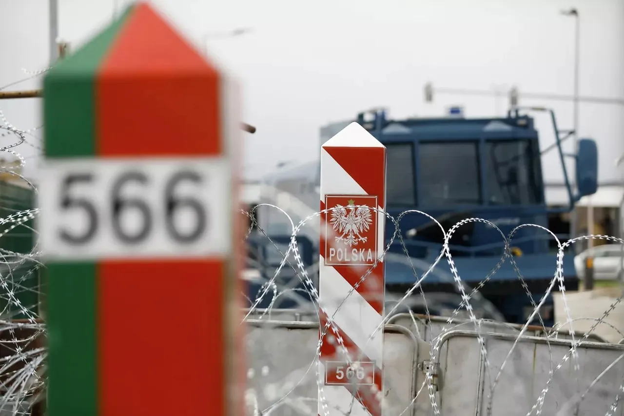 Польша поставила на границе с Беларусью контейнеры для размещения военных