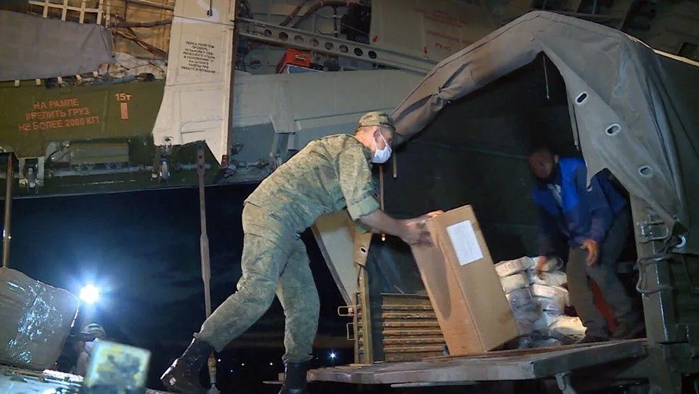 В Кыргызстан прибыли врачи и медоборудование из России