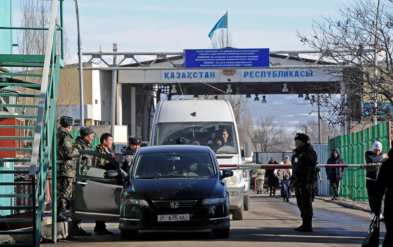 СМИ: сотни таджикистанцев не могут вернуться домой из-за мер против коронавируса
