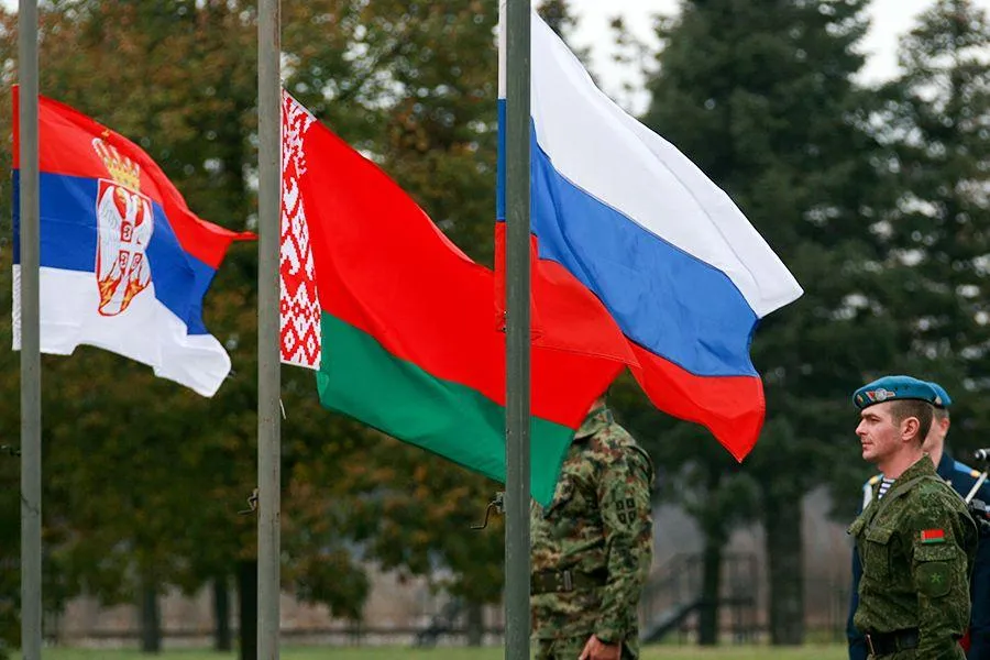 Сербы крайне негативно настроены к НАТО, но сербская армия переводится на стандарты Альянса – эксперт