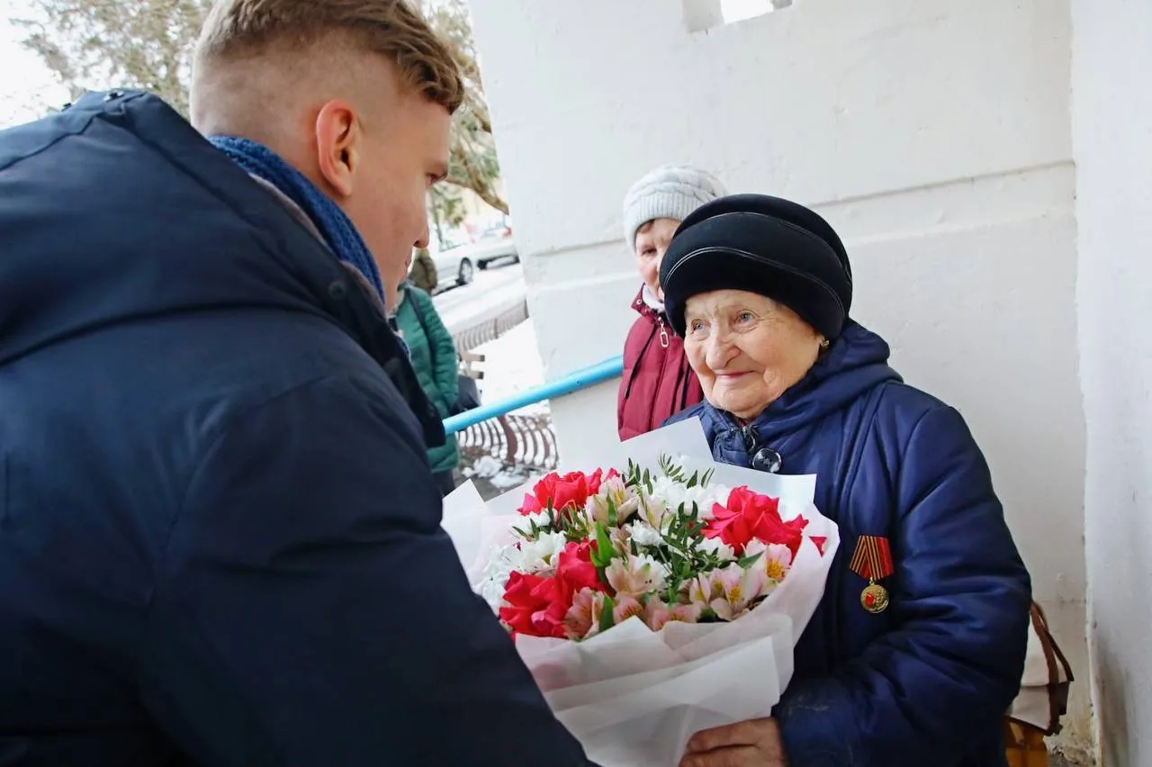 Российские дипломаты вручили жительнице Беларуси памятную медаль в честь 80-летия Победы