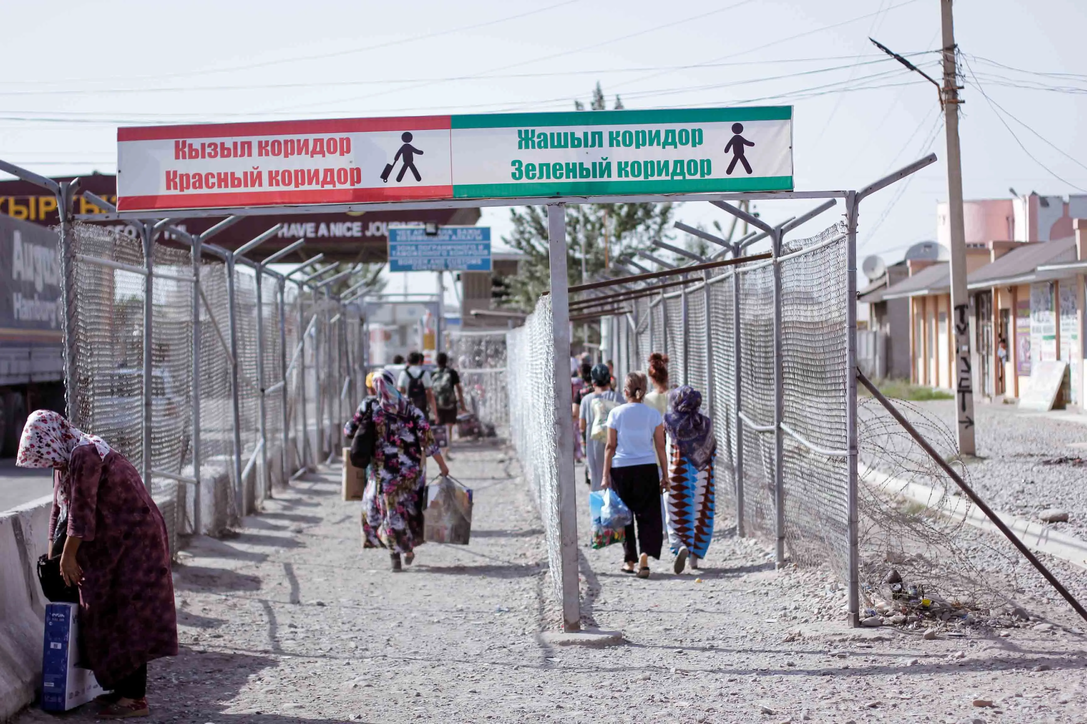 Стала известна судьба застрявших на границе таджикистанцев