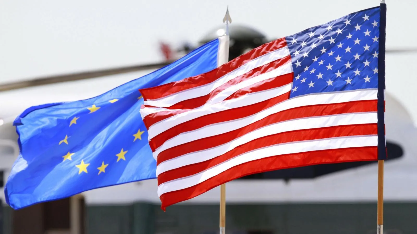 Лукашенко объяснил, как США подталкивают Европу к военному конфликту