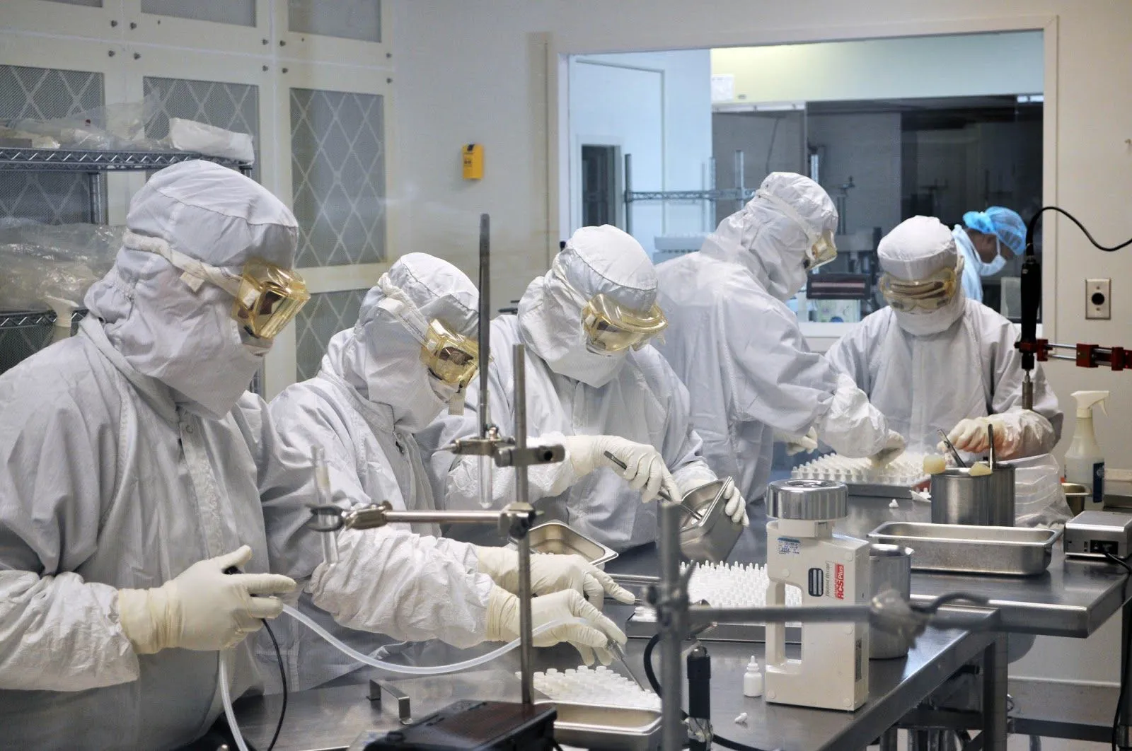 Минобороны России: Pfizer и Moderna испытывали на Украине медпрепараты в обход международных норм