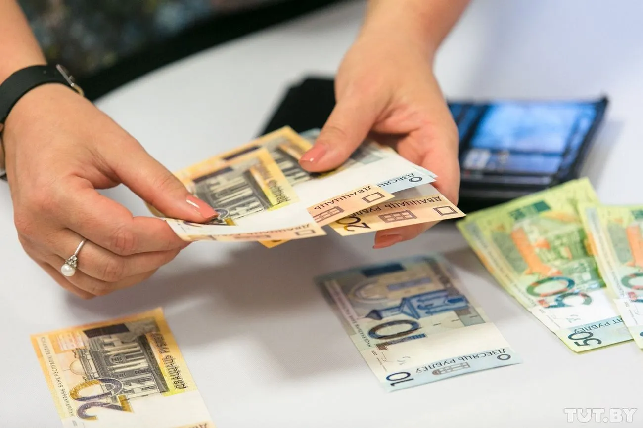 Стало известно, как изменилась средняя зарплата белорусов