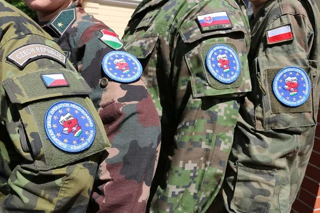 Члены многонациональной боевой группы ЕС..jpg