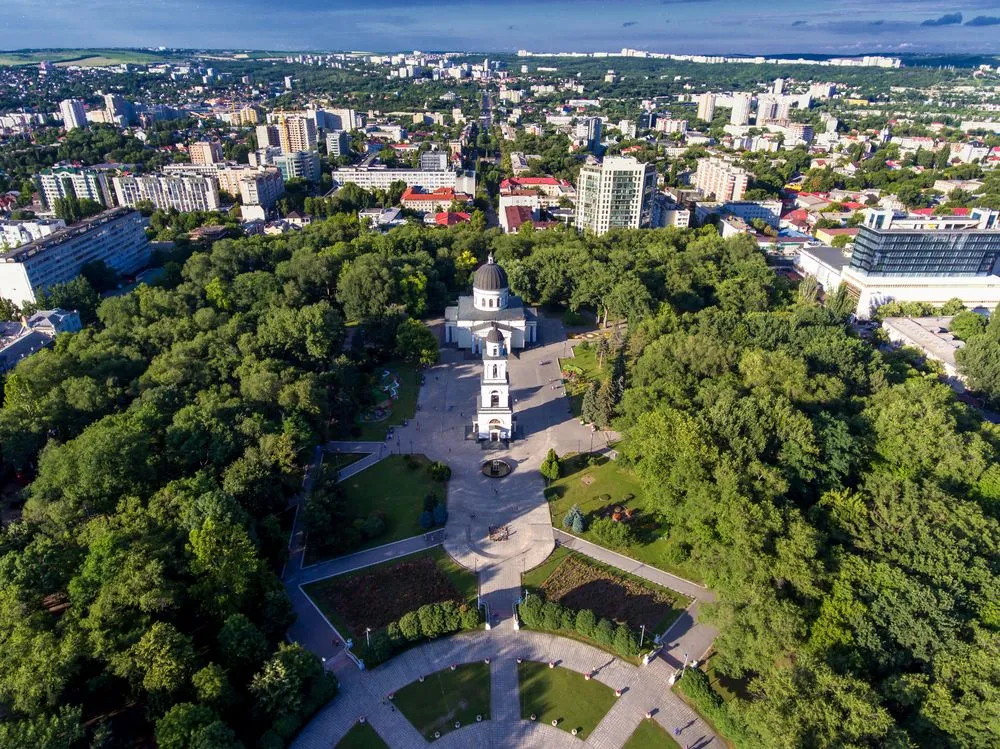 кишинев город в лесу.jpg