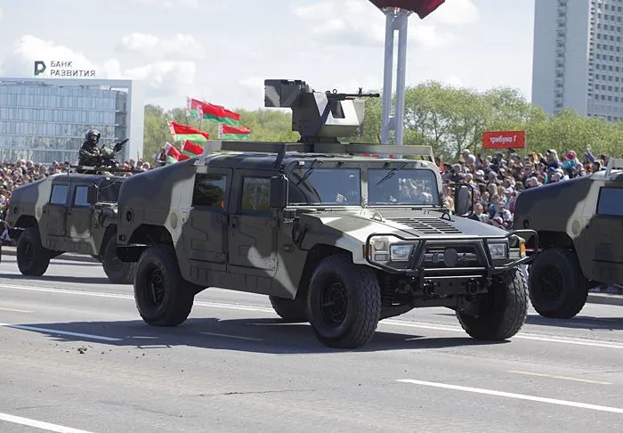 китайский хаммер днем.jpg