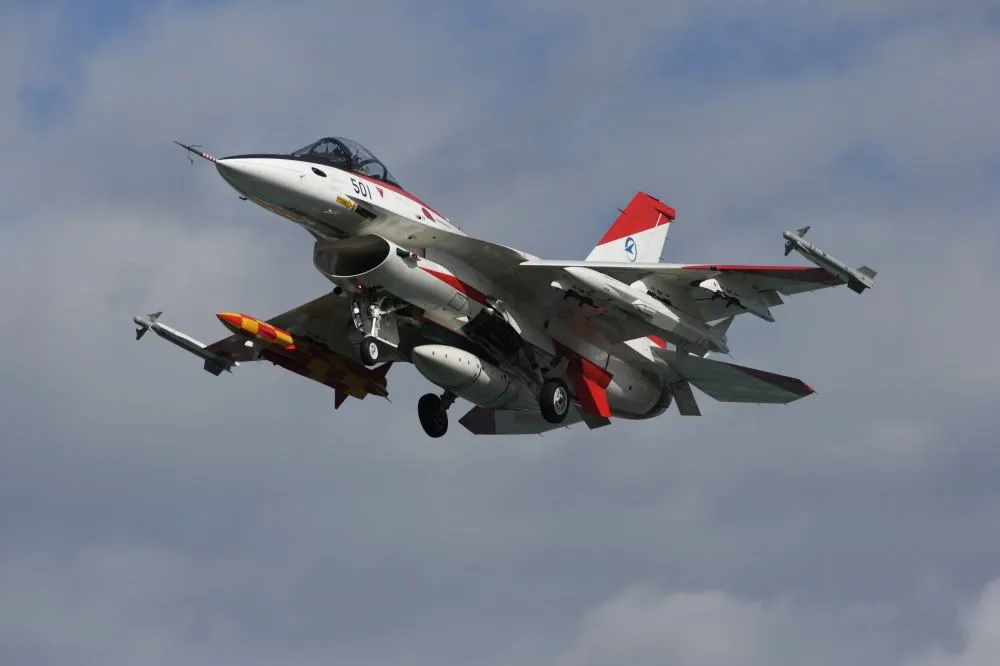 Японский истребитель F-2 с двумя прототипами ПКР ASM-3.jpg